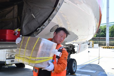 高溫酷暑下的東航裝卸員 旅客的鼓勵讓我們干勁滿滿