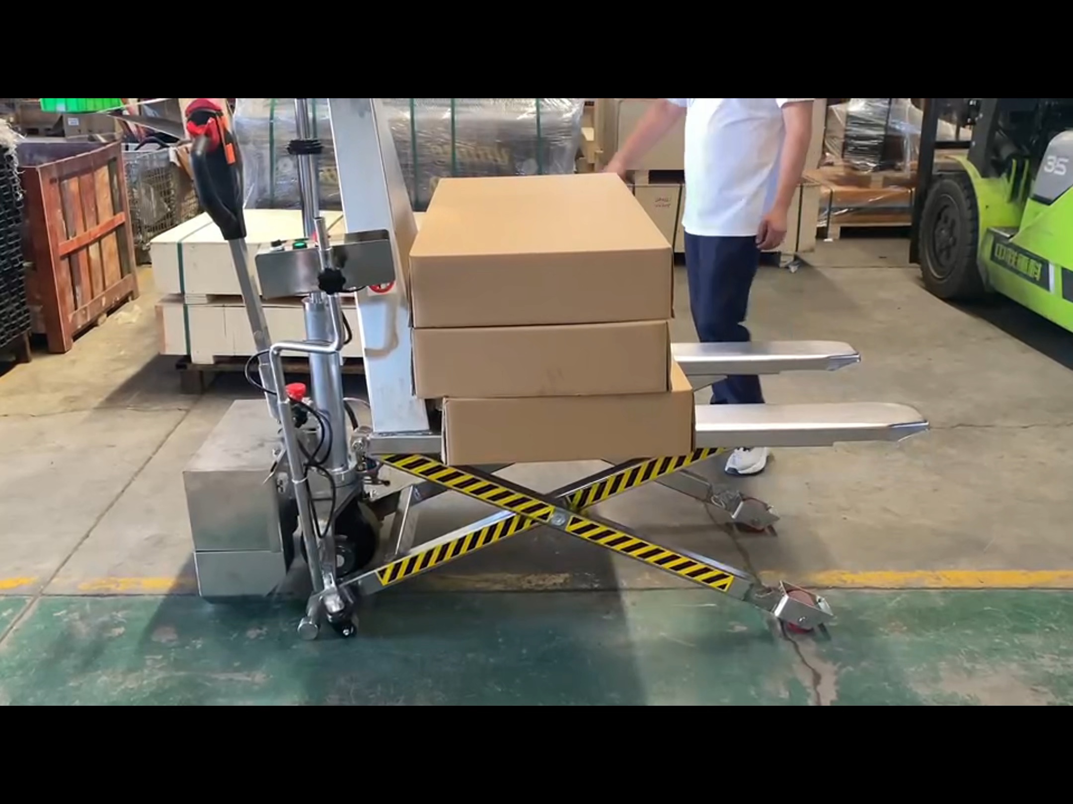 裝卸貨效率翻倍！揭秘一夜爆紅的裝卸貨神器——電動叉車搬運服務